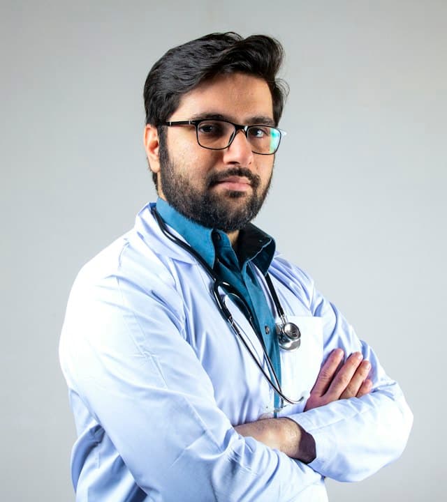 Retrato do Dr. Lucas Almeida de jaleco branco