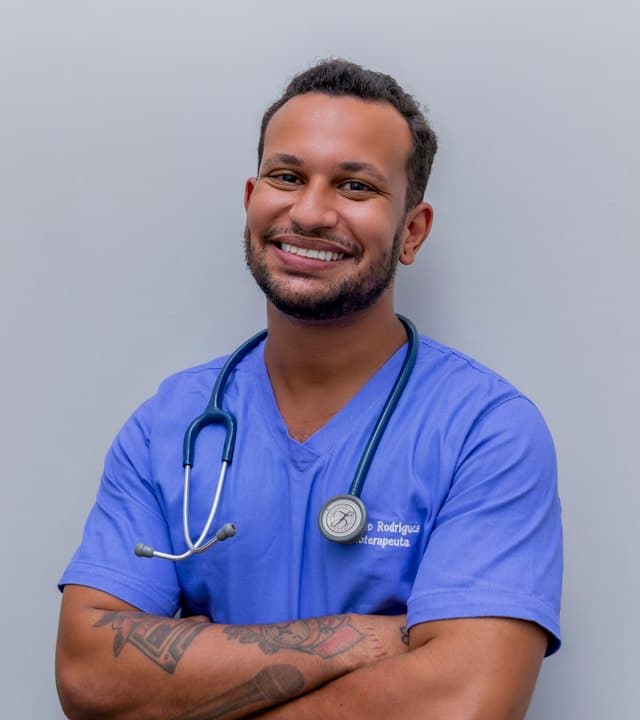 Retrato do Dr. Rafael Martins sorrindo, com uniforme clínico azul