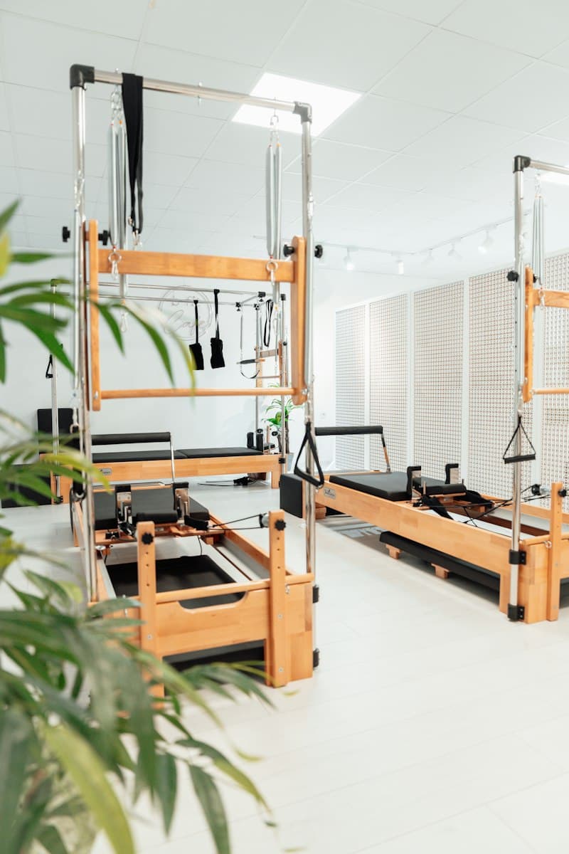 Sala clara com aparelhos de Pilates de madeira