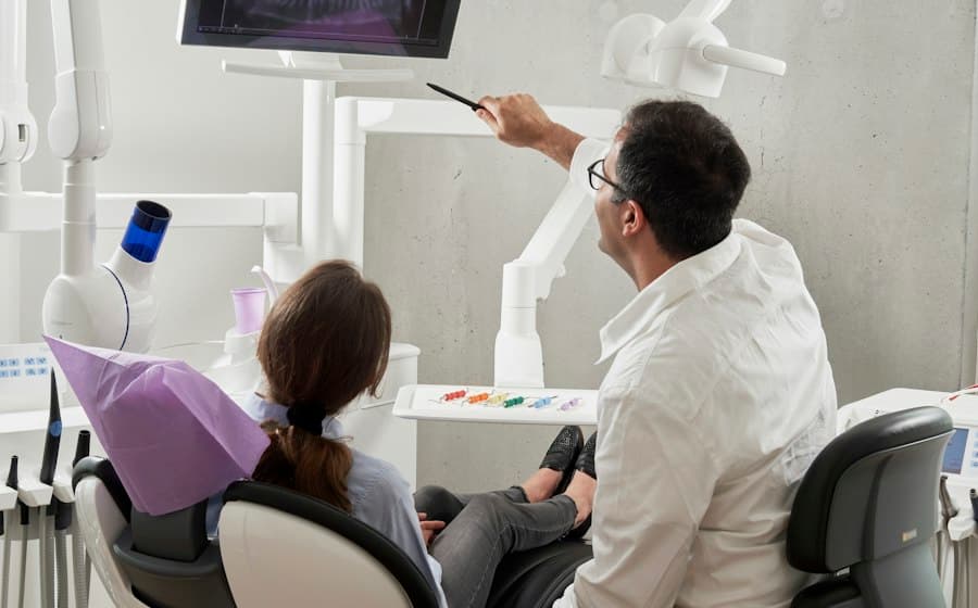 Dentista atendendo paciente em consultório moderno