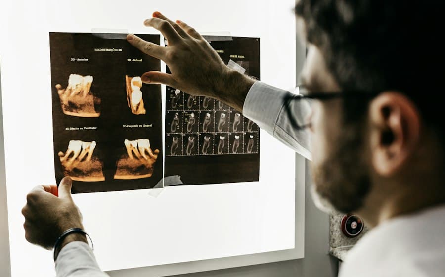 Dentista analisando radiografia panorâmica em painel iluminado